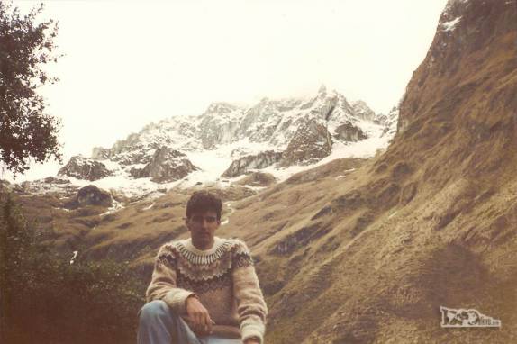 No acampamento ao final do primeiro dia de caminhada no caminho inca que leva a Machu Picchu, no Peru. aos 3.800 metros de altitude, chegamos bem próximos da linha da neve e gelo!(foto de Julho de 1990)